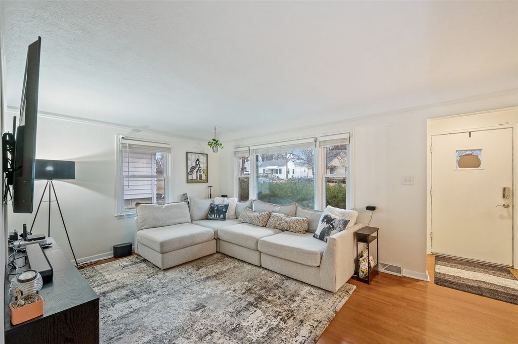 4012 Bowdoin Street, Des Moines, IA 50313