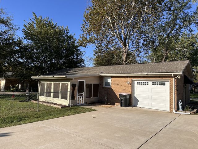 305 Welchwood Dr, Clarksville, TN 37040