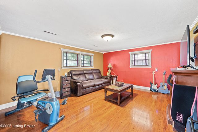 1033 Clayborne Rd, Louisville, KY 40214