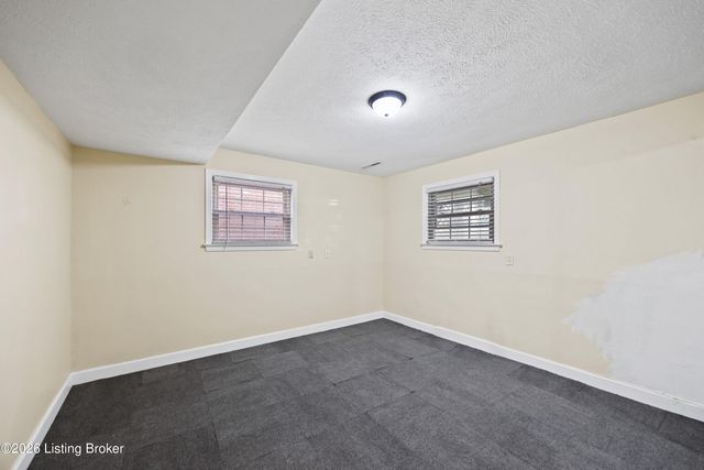 1033 Clayborne Rd, Louisville, KY 40214