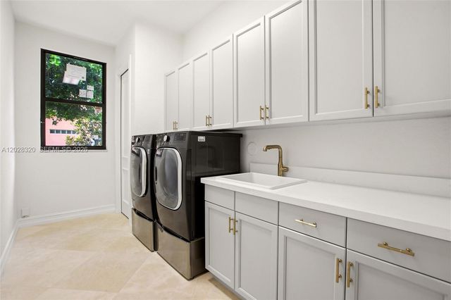 3250 W Stonebrook Circle, Davie, FL 33330