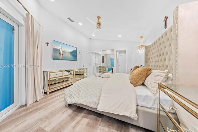 1077 NW 170th Ave, Pembroke Pines, FL 33028