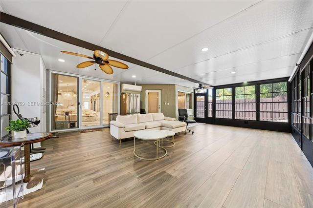 1077 NW 170th Ave, Pembroke Pines, FL 33028