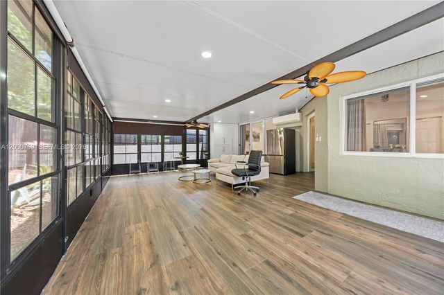 1077 NW 170th Ave, Pembroke Pines, FL 33028