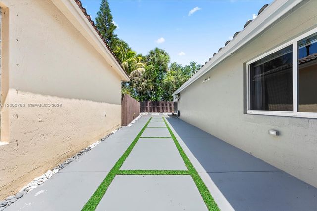 1077 NW 170th Ave, Pembroke Pines, FL 33028