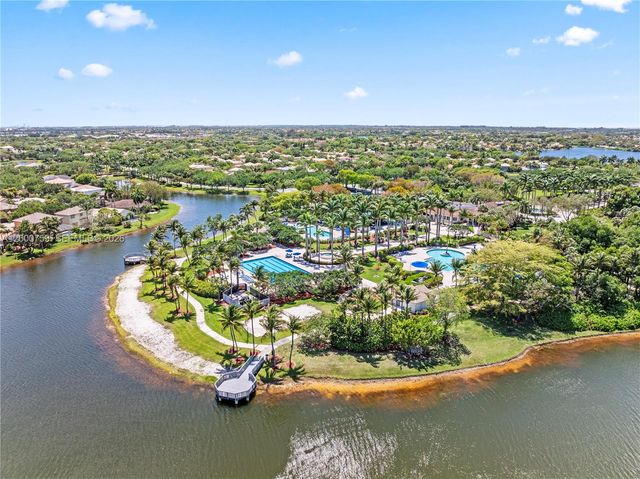 1077 NW 170th Ave, Pembroke Pines, FL 33028