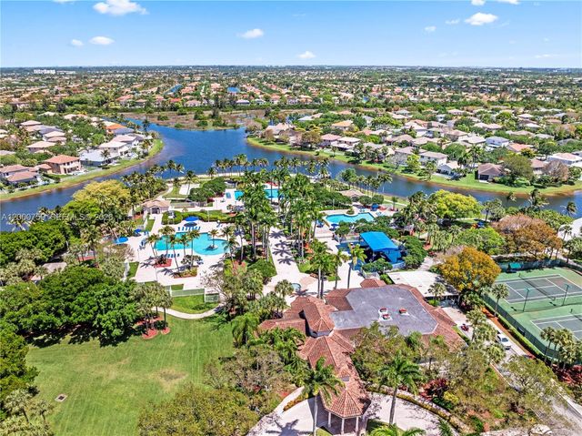 1077 NW 170th Ave, Pembroke Pines, FL 33028