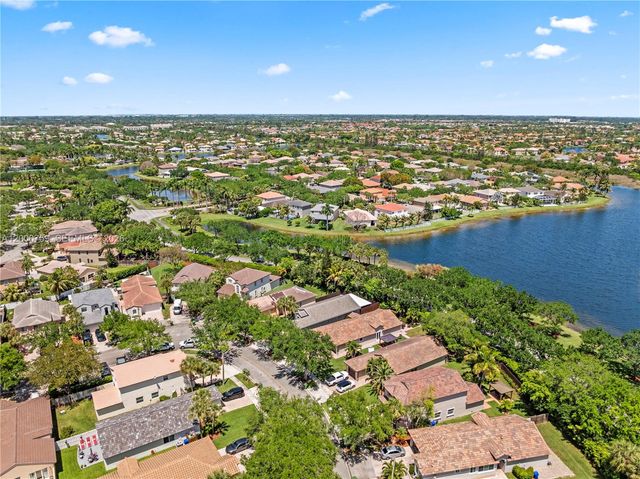 1077 NW 170th Ave, Pembroke Pines, FL 33028