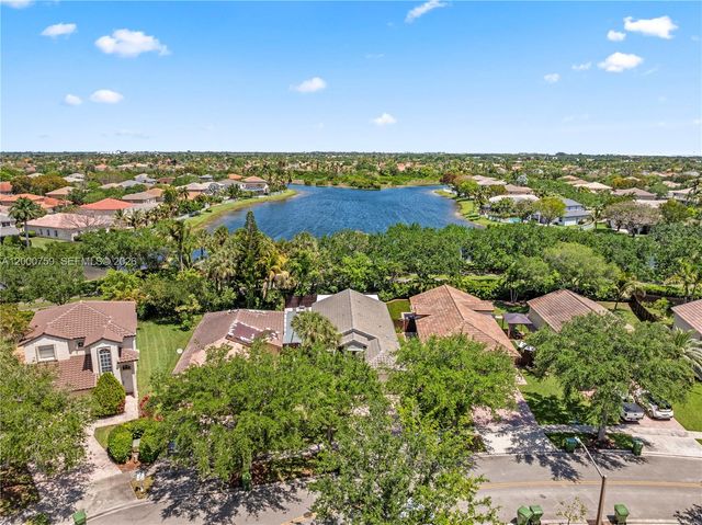 1077 NW 170th Ave, Pembroke Pines, FL 33028