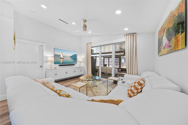 1077 NW 170th Ave, Pembroke Pines, FL 33028