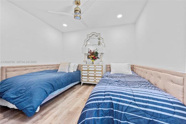 1077 NW 170th Ave, Pembroke Pines, FL 33028