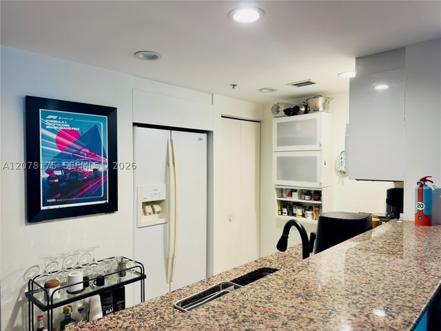 325 S Biscayne Blvd 4220, Miami, FL 33131