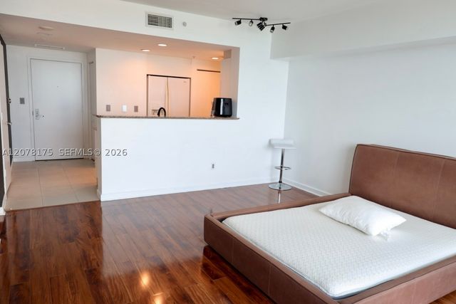 325 S Biscayne Blvd 4220, Miami, FL 33131