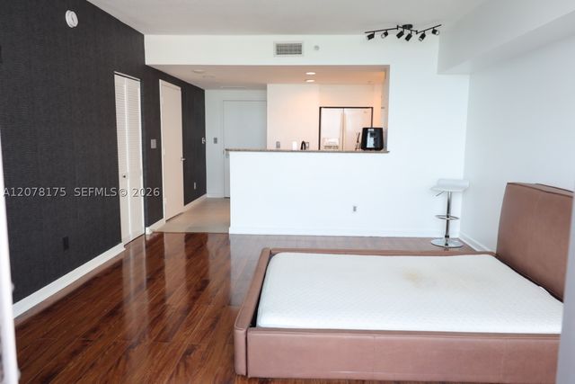 325 S Biscayne Blvd 4220, Miami, FL 33131
