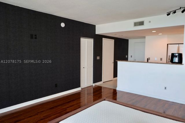 325 S Biscayne Blvd 4220, Miami, FL 33131