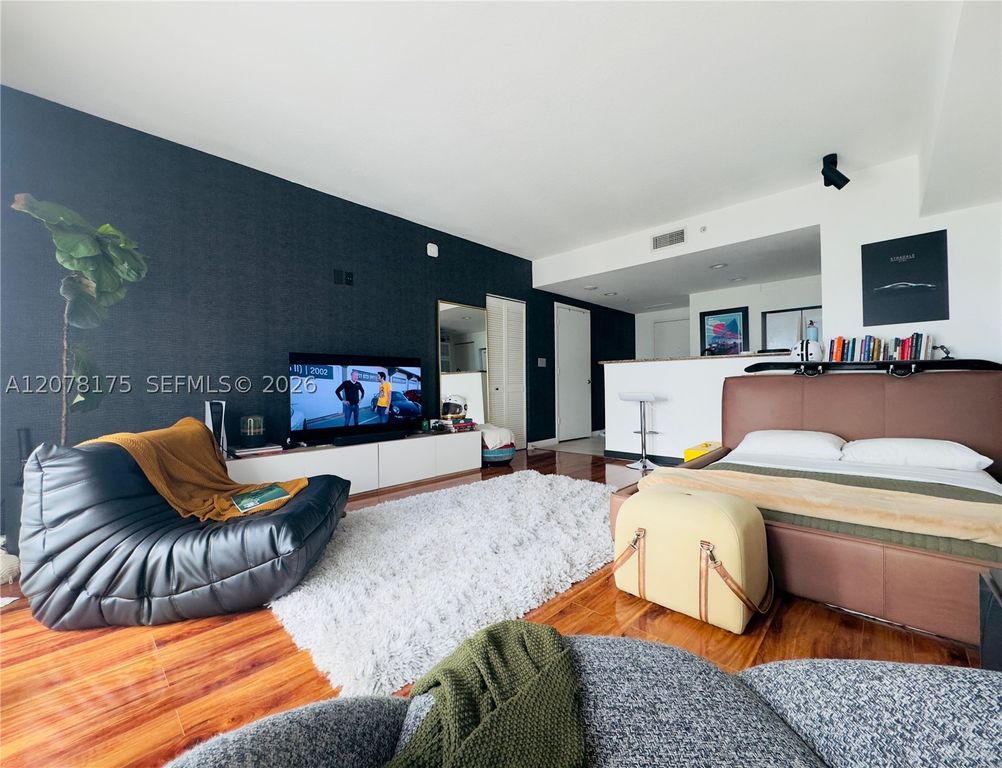 325 S Biscayne Blvd 4220, Miami, FL 33131