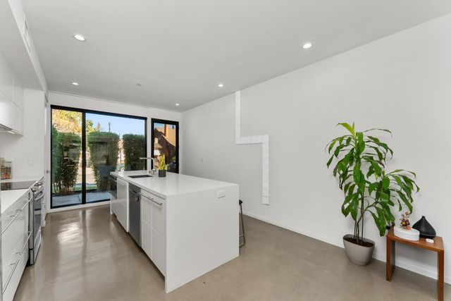 1008 Yale St, Sacramento, CA 95818