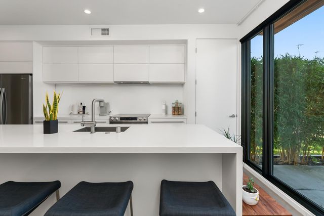 1008 Yale St, Sacramento, CA 95818