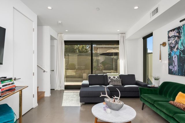 1008 Yale St, Sacramento, CA 95818