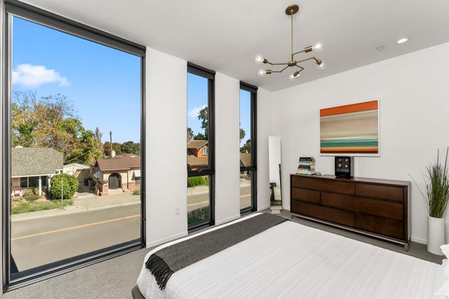 1008 Yale St, Sacramento, CA 95818