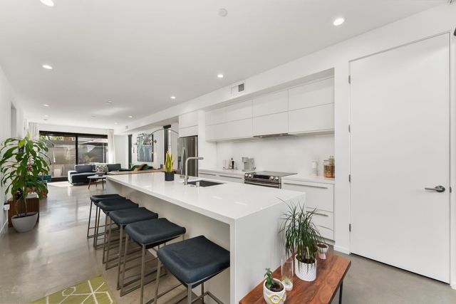 1008 Yale St, Sacramento, CA 95818