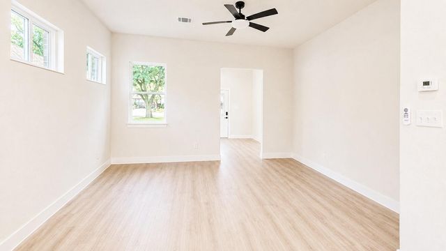 142A College Street, Fresno, TX 77545