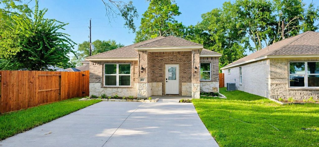 142A College Street, Fresno, TX 77545