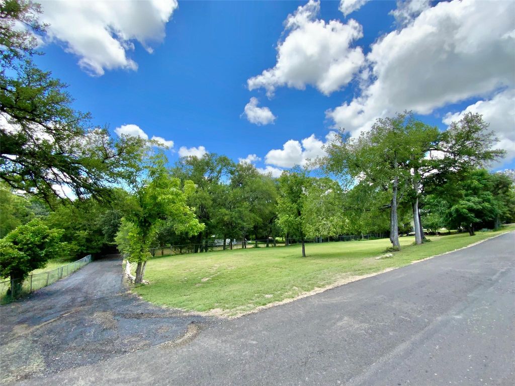 909 Center CIR, Salado, TX 76571