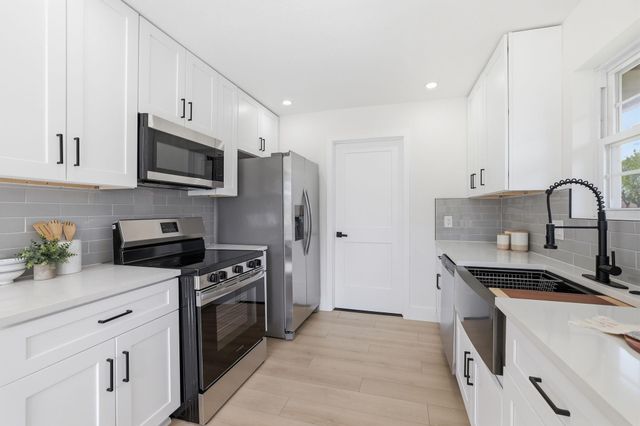 1509 Parkview LN, San Marcos, TX 78666