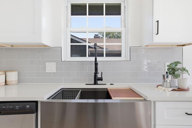 1509 Parkview LN, San Marcos, TX 78666