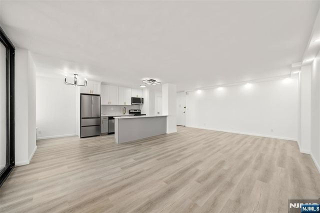 300 Winston Drive 2519, Cliffside Park, NJ 07010