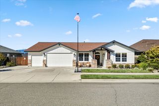 654 Rogue River Way, Redding, CA 96003