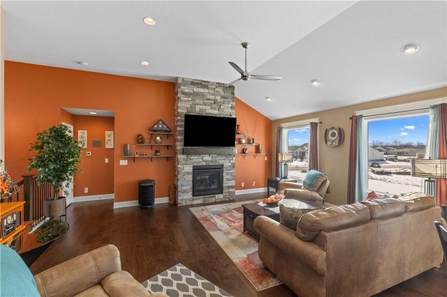 1504 N 162nd Circle, Basehor, KS 66007