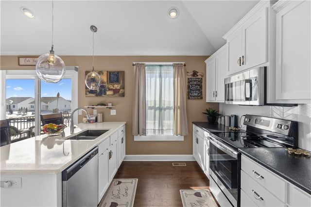 1504 N 162nd Circle, Basehor, KS 66007