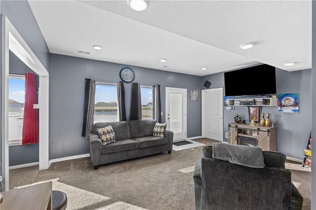 1504 N 162nd Circle, Basehor, KS 66007