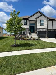 1504 N 162nd Circle, Basehor, KS 66007