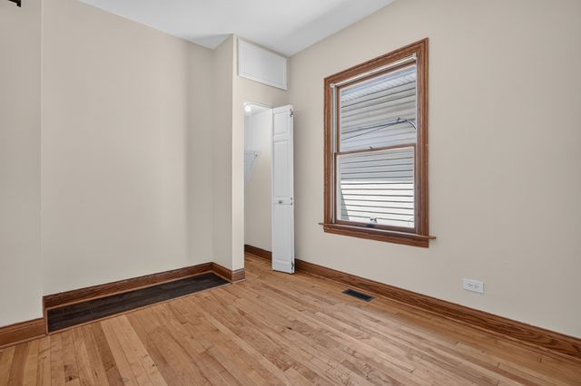 5107 W Berenice Avenue, Chicago, IL 60641
