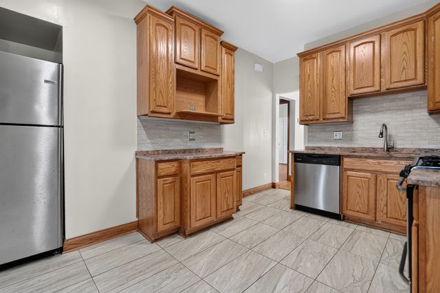 5107 W Berenice Avenue, Chicago, IL 60641
