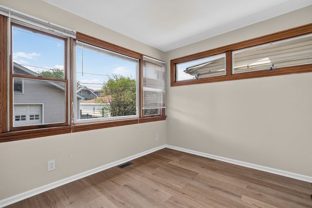 5107 W Berenice Avenue, Chicago, IL 60641