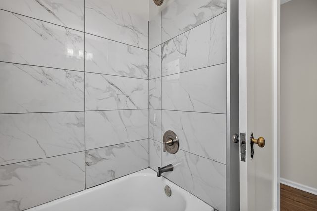 5107 W Berenice Avenue, Chicago, IL 60641