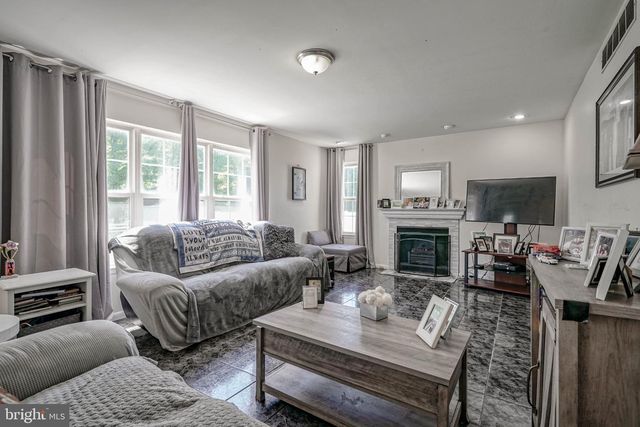 8 DOWNING LN, Sewell, NJ 08080