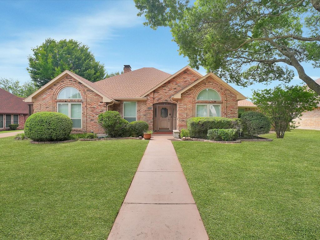 1304 Carriage Creek Drive, Desoto, TX 75115 — exterior