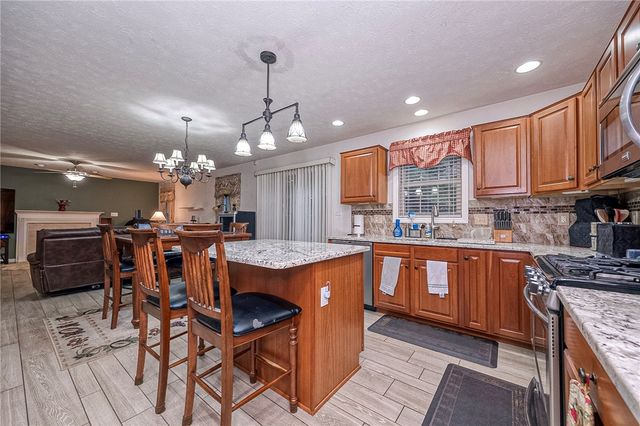417 Farrington Dr, Seven Fields Boro, PA 16046