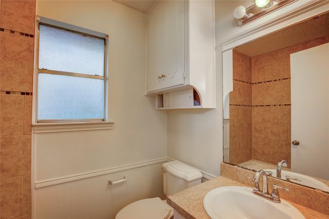 609-611 Melbourne Road, Hurst, TX 76053