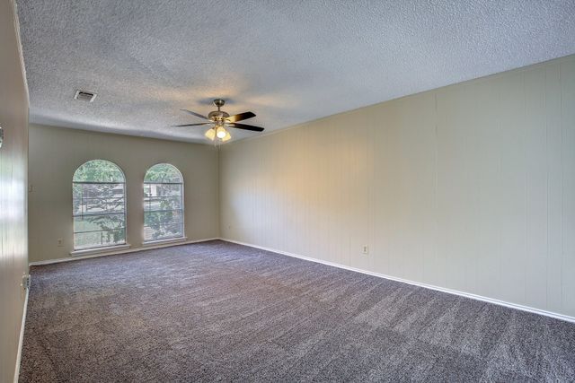 609-611 Melbourne Road, Hurst, TX 76053