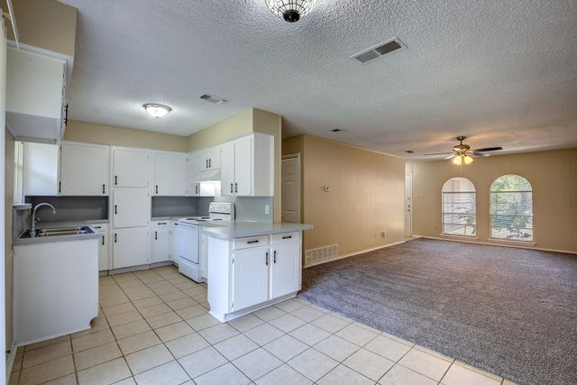 609-611 Melbourne Road, Hurst, TX 76053