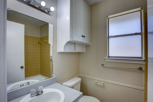 609-611 Melbourne Road, Hurst, TX 76053