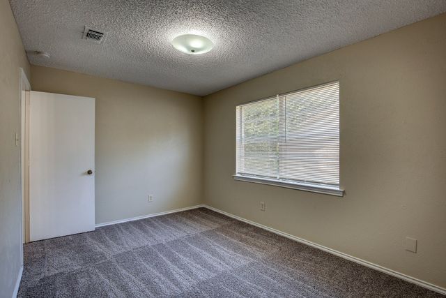 609-611 Melbourne Road, Hurst, TX 76053