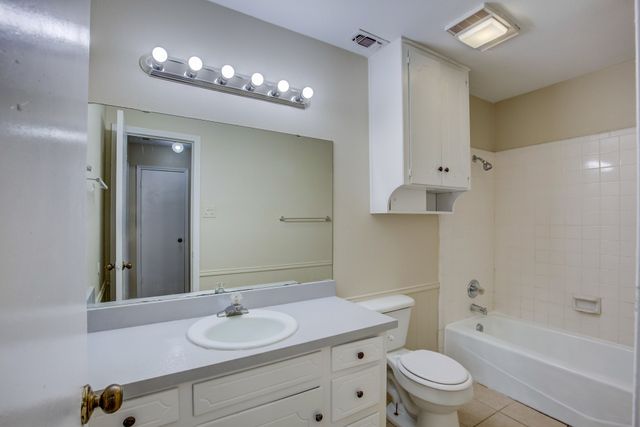 609-611 Melbourne Road, Hurst, TX 76053