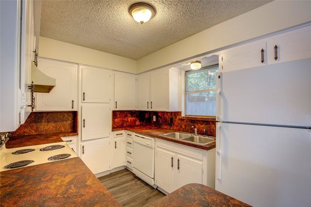 609-611 Melbourne Road, Hurst, TX 76053